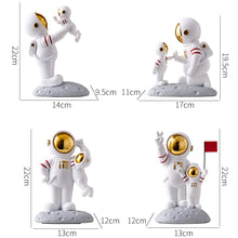 Load image into Gallery viewer, Astronaut Family Statues