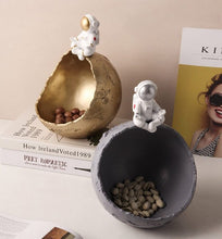 Load image into Gallery viewer, Astronaut Planet Storage