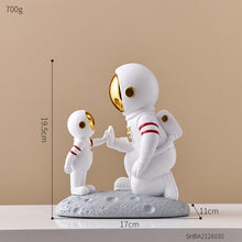 Load image into Gallery viewer, Astronaut Family Statues